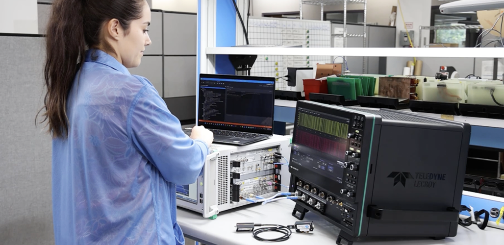 串行数据验证测试工程师执行串行数据一致性测试的实验室测试。